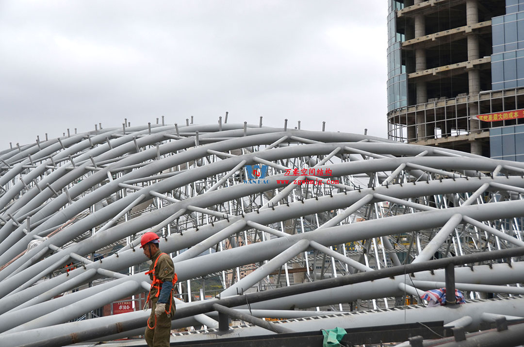 遵義高鐵新城上的一條鋼膜結構“長龍” 遵義高鐵新城上的一條鋼膜結構“長龍”