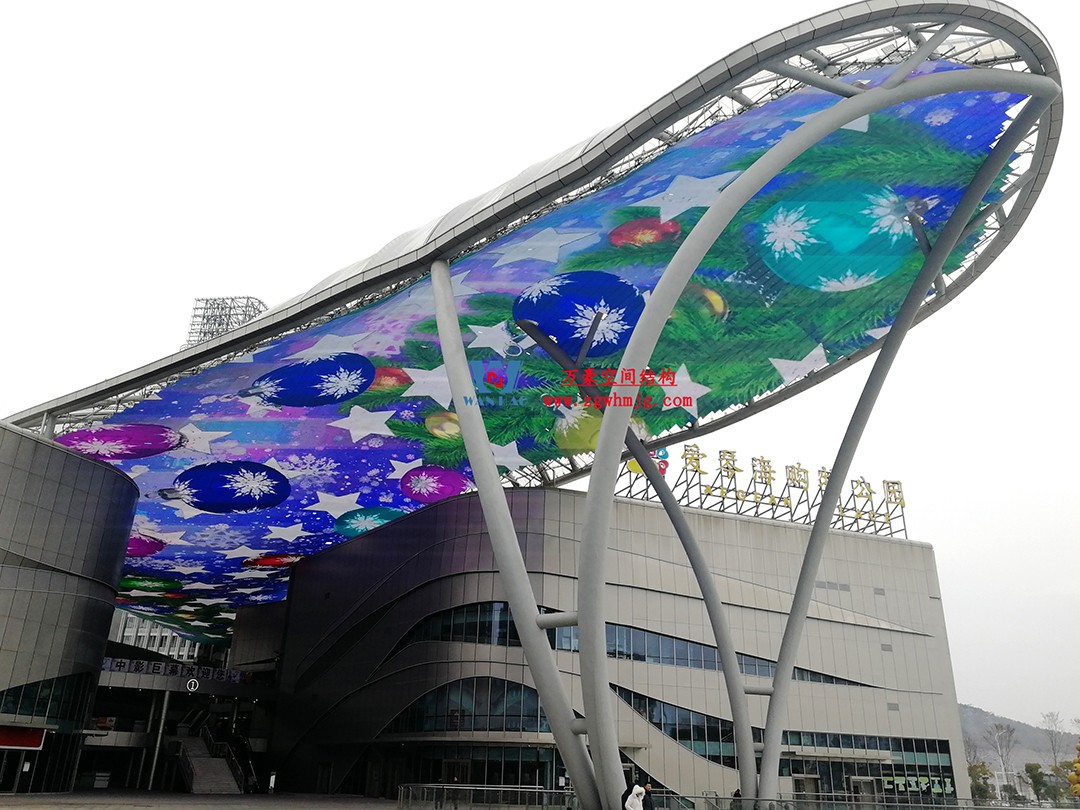 遵義高鐵新城上的一條鋼膜結構“長龍” 遵義高鐵新城上的一條鋼膜結構“長龍”