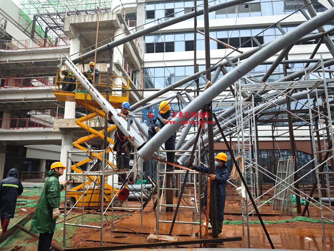 海南醫(yī)學(xué)院第一附屬醫(yī)院江東新院區(qū)連廊天幕順利完工 海南醫(yī)學(xué)院第一附屬醫(yī)院江東新院區(qū)連廊天幕順利完工