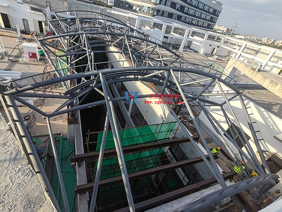 海南醫(yī)學(xué)院第一附屬醫(yī)院江東新院區(qū)連廊天幕順利完工 海南醫(yī)學(xué)院第一附屬醫(yī)院江東新院區(qū)連廊天幕順利完工