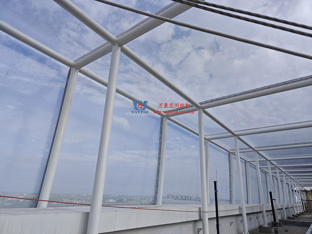 聚焦工程高質量建設,這個網格織物幕墻正在施工安裝中 聚焦工程高質量建設,這個網格織物幕墻正在施工安裝中