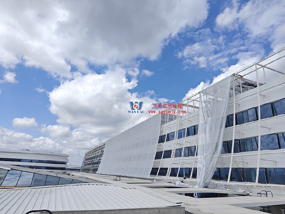 聚焦工程高質量建設，這個網格織物幕墻正在施工安裝中