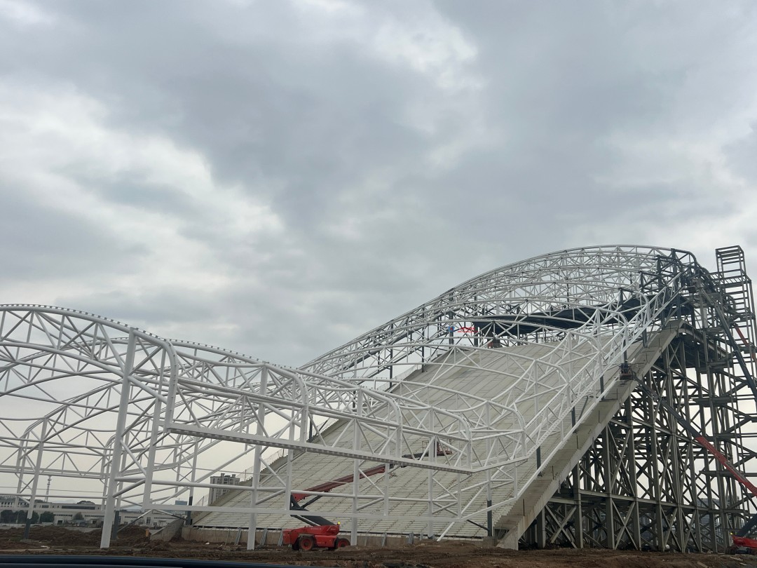 馭風(fēng)逐沙，織就賽道美學(xué)——比亞迪紹興嵊州賽車場干拔沙坡觀景平臺鋼膜結(jié)構(gòu)