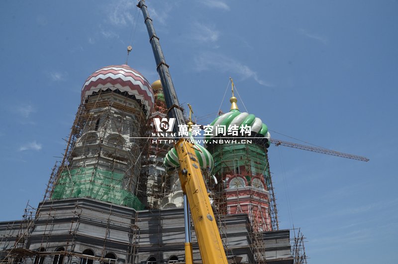 橫店俄羅斯館屋頂鋼結構裝飾球吊裝