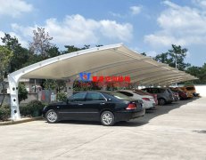 為何膜結(jié)構(gòu)車棚越來越受歡迎？小轎車車棚為什么都選用膜結(jié)構(gòu)車棚？