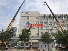 張拉膜結(jié)構(gòu)車棚中鋼結(jié)構(gòu)如何防銹？張拉膜車棚除銹的方法有哪些？